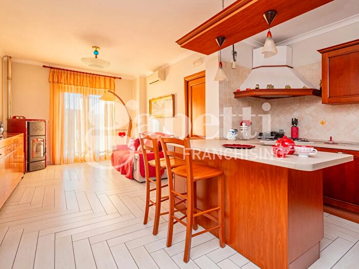 Casa quadrilocale in vendita in Via Mugnano Melito, Mugnano Di Napoli