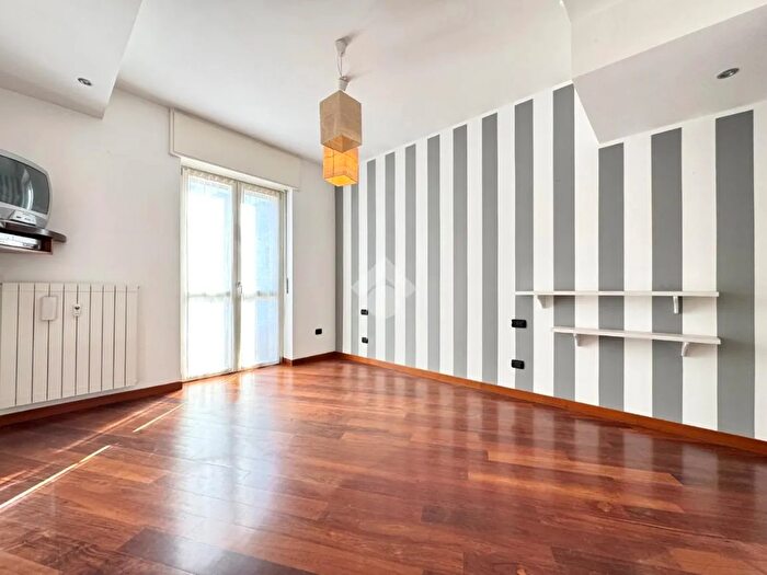 Appartamento quadrilocale in vendita in Via Luigi Settembrini, Milano