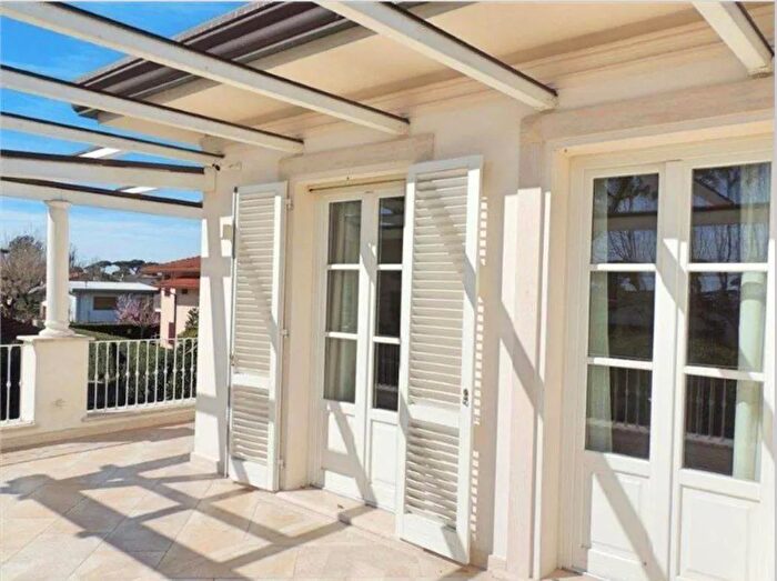 Casa con 10 locali in vendita in Forte Dei Marmi