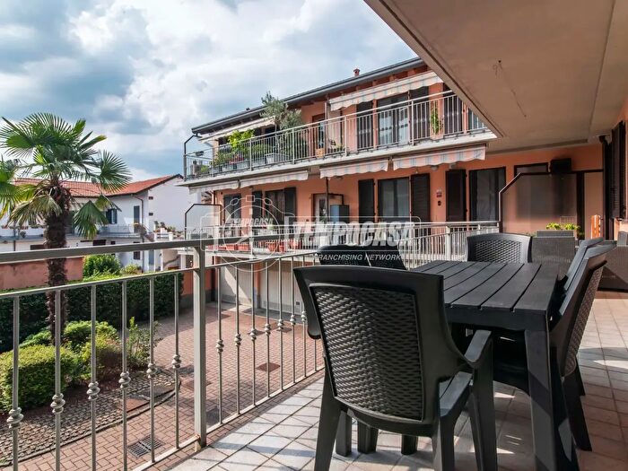 Appartamento trilocale in vendita in Via Giardini, Marnate