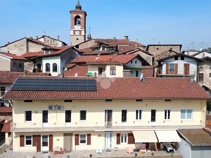 Casa con 9 locali in vendita in Via Asilo, Palazzo Canavese