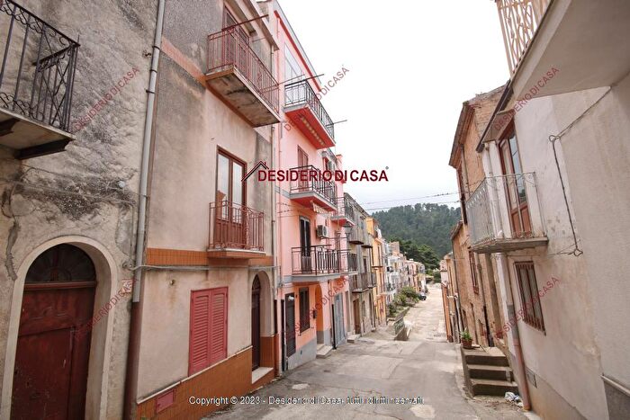 Casa trilocale in vendita in Gratteri