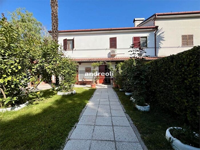 Casa con 10 locali in vendita in Jesi