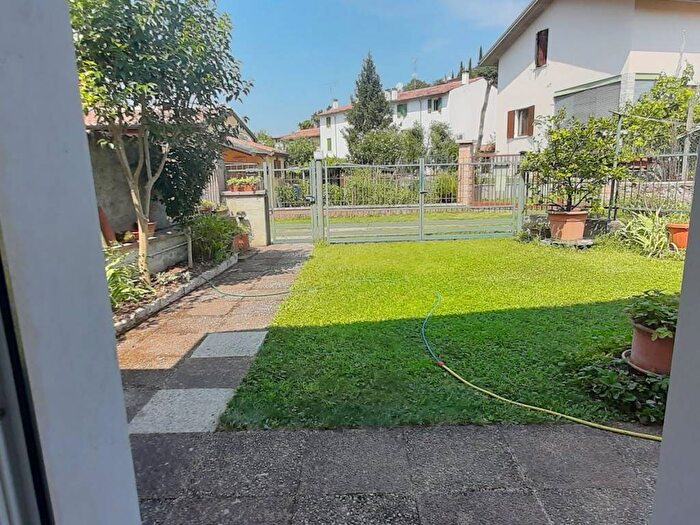 Casa quadrilocale in affitto in Via Santa Cristina, Parona, Verona