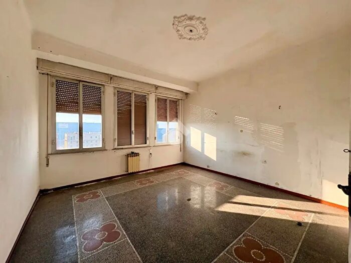 Appartamento con 6 locali in vendita in Via Tonale, Genova