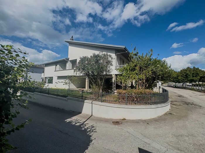 Casa con 10 locali in vendita in Via Berchet, Foligno