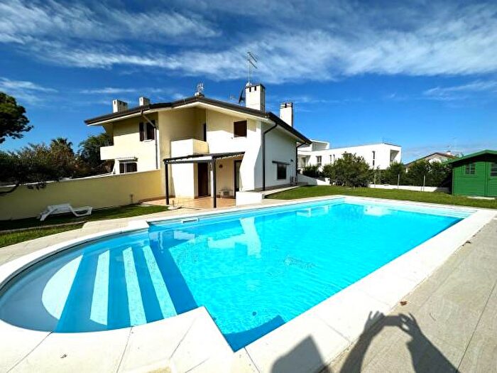 Casa quadrilocale in vendita in Via Seconda Est, Rosolina