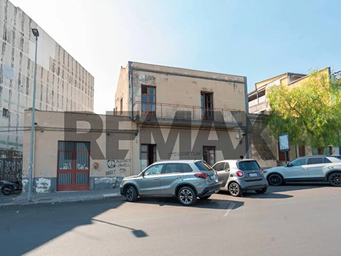 Casa con 13 locali in vendita in Via Nizzeti, Tremestieri Etneo