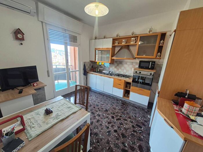 Appartamento con 5 locali in affitto in Via Davide Menini, Staglieno, Genova