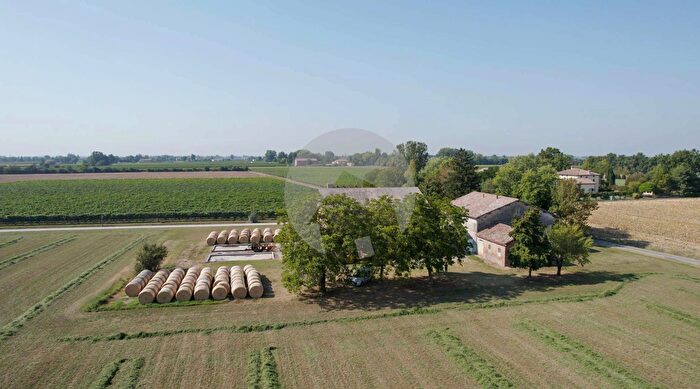 Casa con 7 locali in vendita in Campagnola Emilia