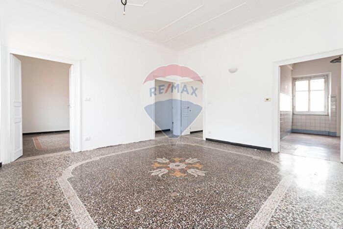 Appartamento con 6 locali in vendita in Via San Pier dArena, Genova