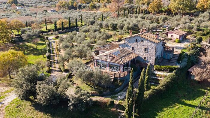 Casa con 15 locali in vendita in Strada SantAngelo, Soriano Nel Cimino