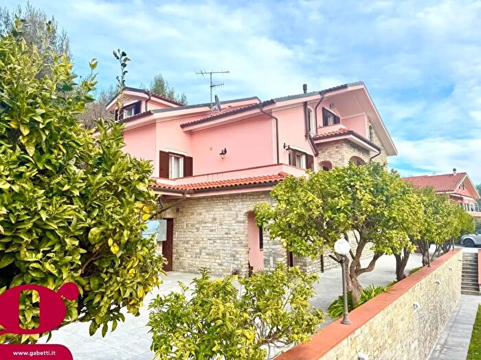 Appartamento trilocale in vendita in Strada Cason della Guardia Snc, Imperia