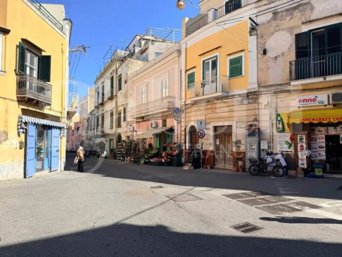 Appartamento quadrilocale in vendita in Via Vittorio Emanuele, Procida