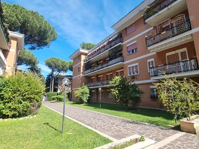 Appartamento trilocale in vendita in Via Pian di Scò, Roma