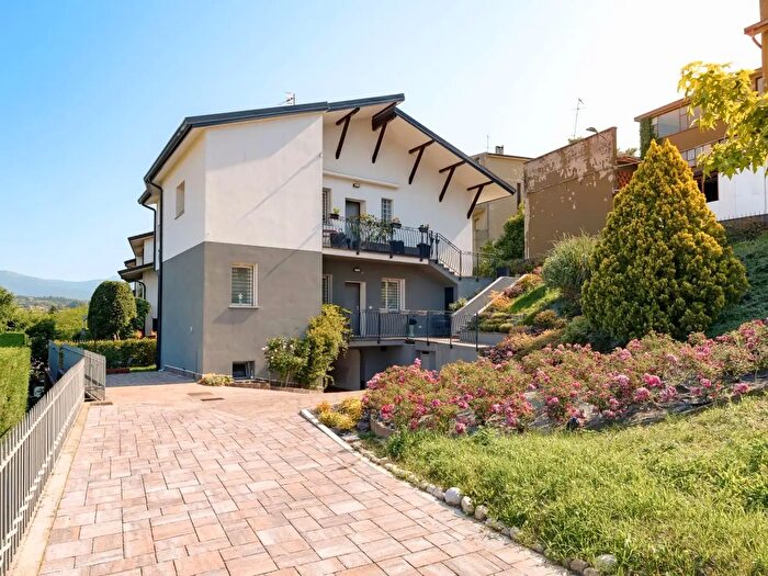 Casa con 7 locali in vendita in Via Manni, Cantu