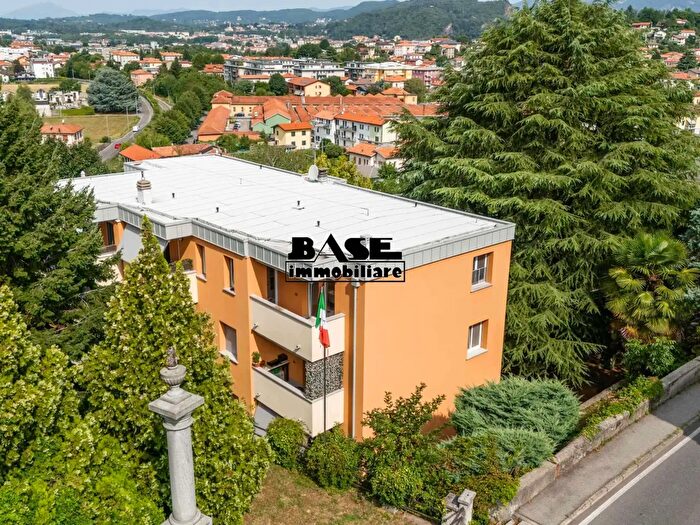 Appartamento trilocale in vendita in Via Canturina, Como