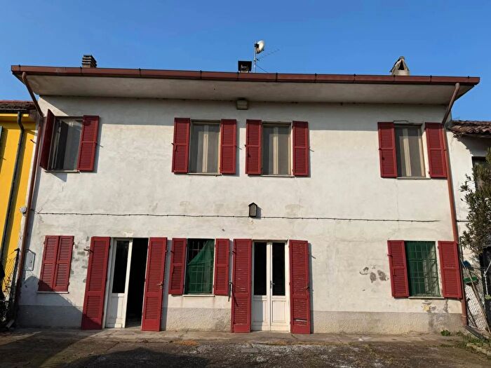 Casa con 6 locali in vendita in Via Peschiera Suardi, Suardi