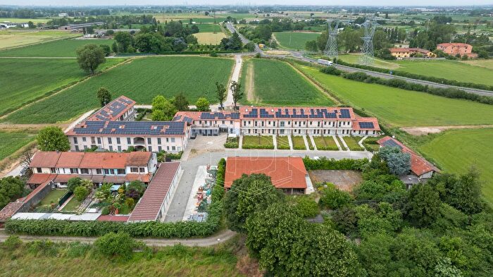 Appartamento trilocale in vendita in Via per Carpiano, Melegnano