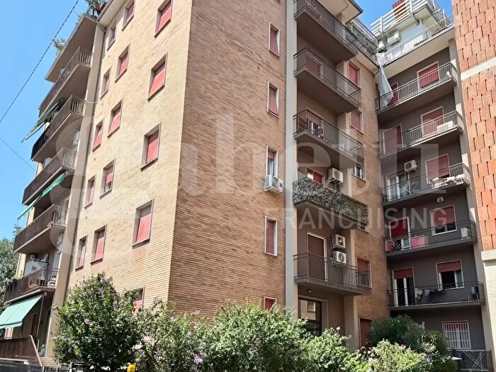 Appartamento trilocale in affitto in Via Pesenti, Parma