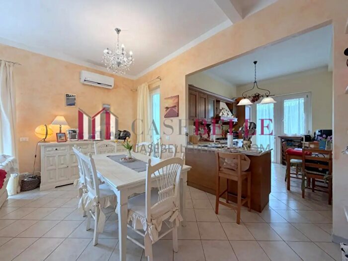 Casa con 11 locali in vendita in Massarosa