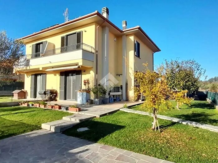Casa quadrilocale in vendita in Str Montecchio Scomparti, Capodimonte