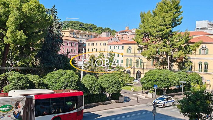 Appartamento quadrilocale in vendita in Piazza Stamira, Ancona