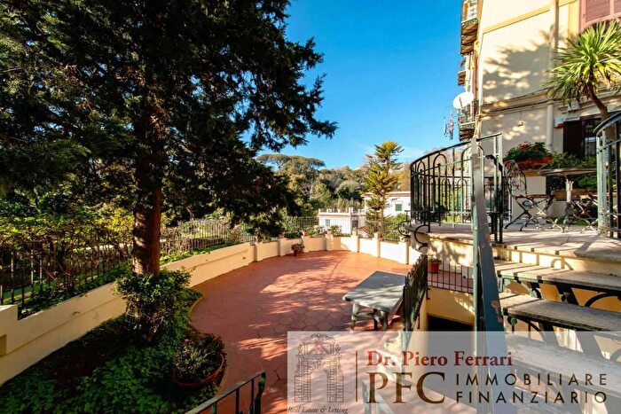 Appartamento con 9 locali in vendita in Via Via Marechiaro Napoli, Napoli