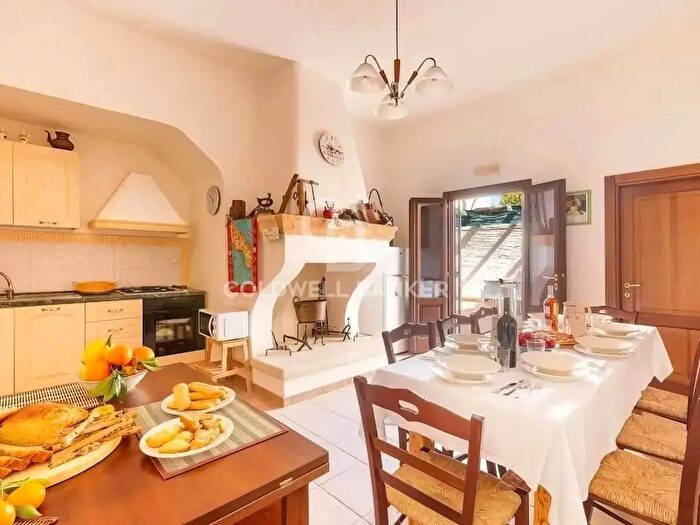 Casa con 8 locali in vendita in Via Umberto I, Avetrana