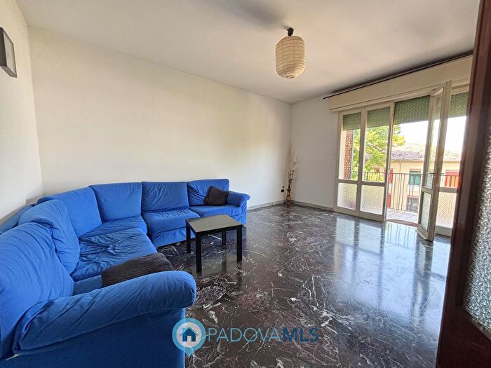 Appartamento quadrilocale in vendita in Via Adria, Padova