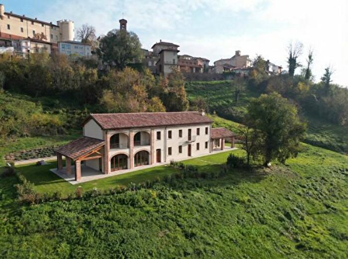 Casa con 6 locali in vendita in Cortanze