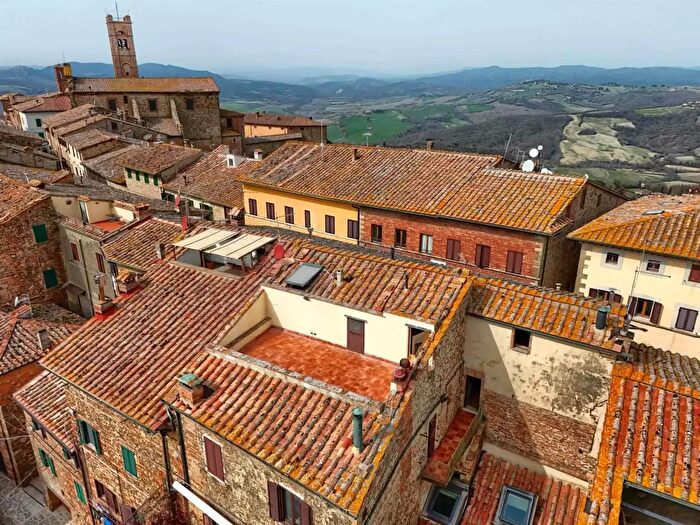 Appartamento con 7 locali in vendita in Via Gazzei, Radicondoli