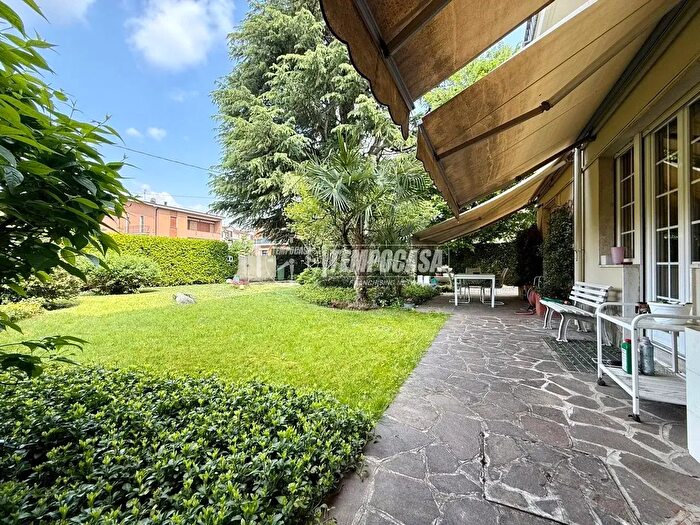 Appartamento con 5 locali in vendita in Via XXV Aprile, Lesmo