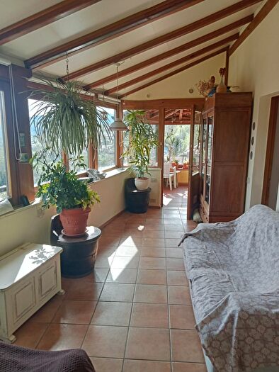 Casa con 8 locali in vendita in Podenzana