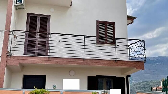 Casa con 6 locali in affitto in Lenola Lenola, Lenola