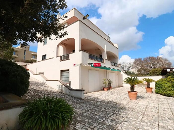 Casa con 6 locali in vendita in Martina Franca