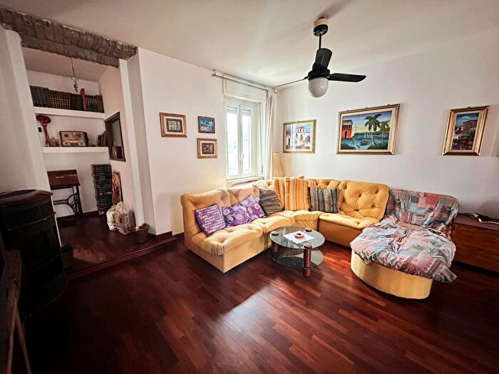 Appartamento trilocale in vendita in Via Mirabello, Pavia