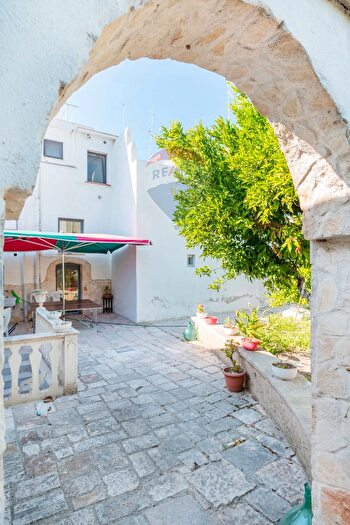 Casa con 9 locali in vendita in Piazza Santa Maria del Campo, Bari