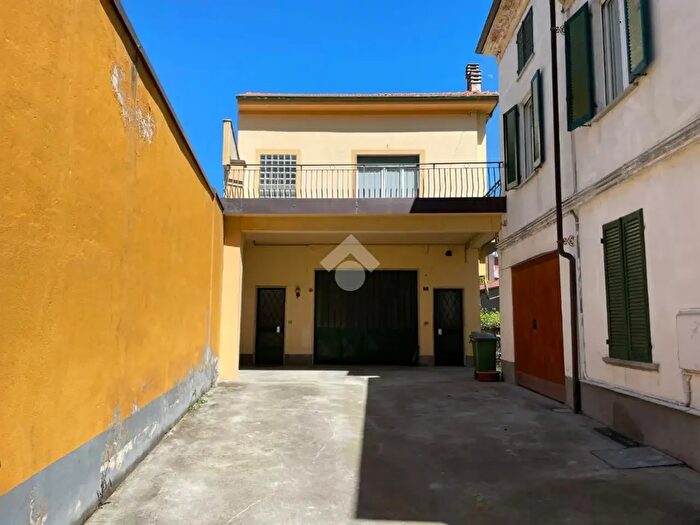 Casa con 5 locali in vendita in Via dei Partigiani, Canelli