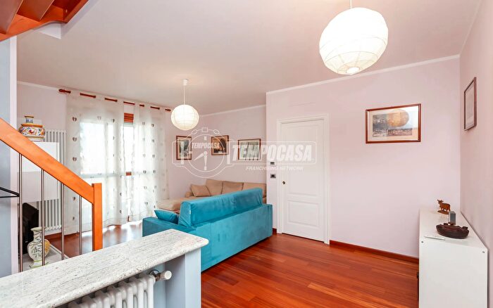 Appartamento con 5 locali in vendita in Piazza Giorgio Ambrosoli, Fossano