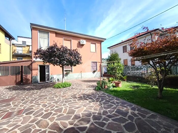 Casa trilocale in vendita in Via Ugo Foscolo, Cormano