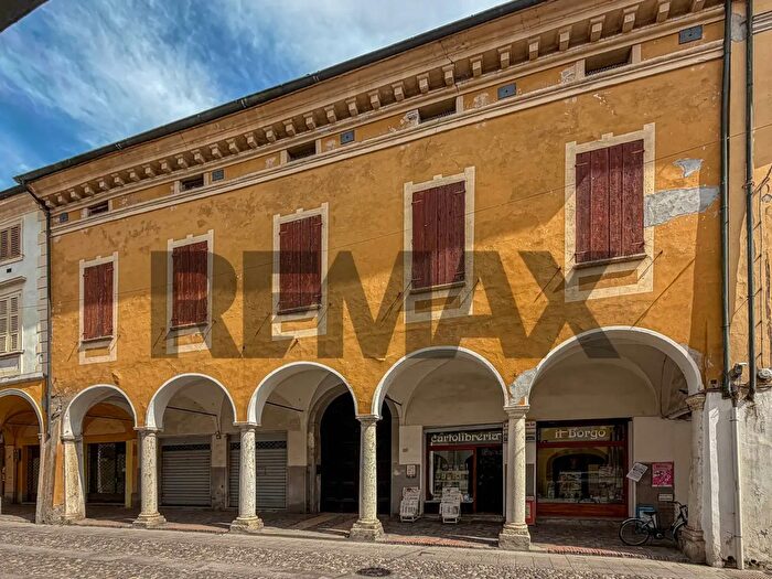 Appartamento con 8 locali in vendita in Viadana