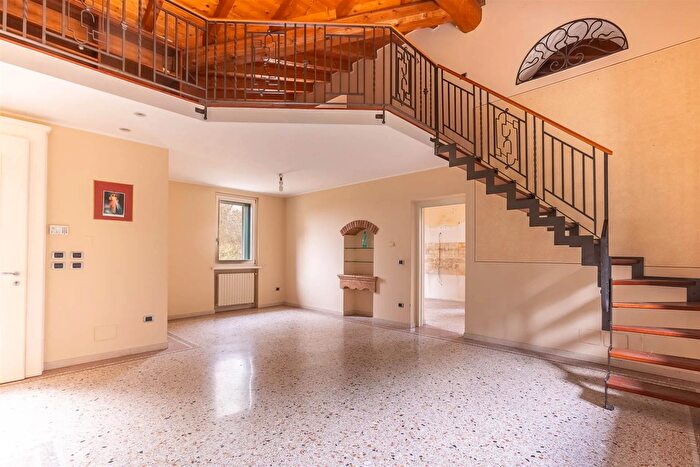 Casa con 14 locali in vendita in Via Ca di Cozzi Verona, Verona