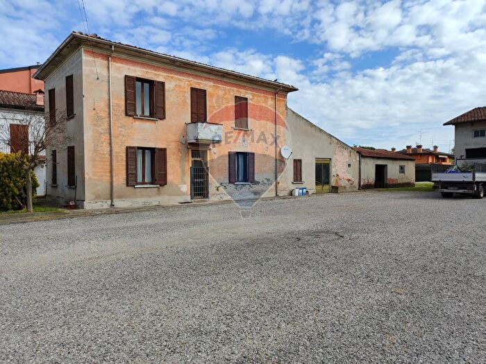 Casa con 17 locali in vendita in Via Roncobonoldo, Suzzara