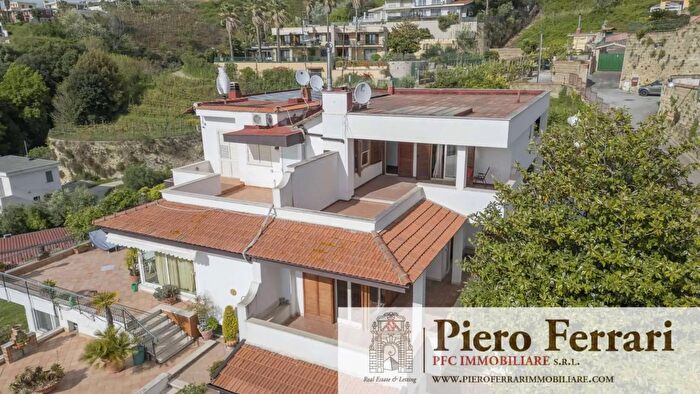 Casa con 8 locali in affitto in Via Vecchia delle Vigne Pozzuoli, Pozzuoli