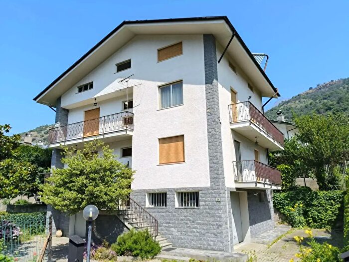 Casa quadrilocale in vendita in Via Martinet, Nus