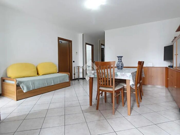 Casa trilocale in vendita in Via Regina Margherita, Cerro Maggiore