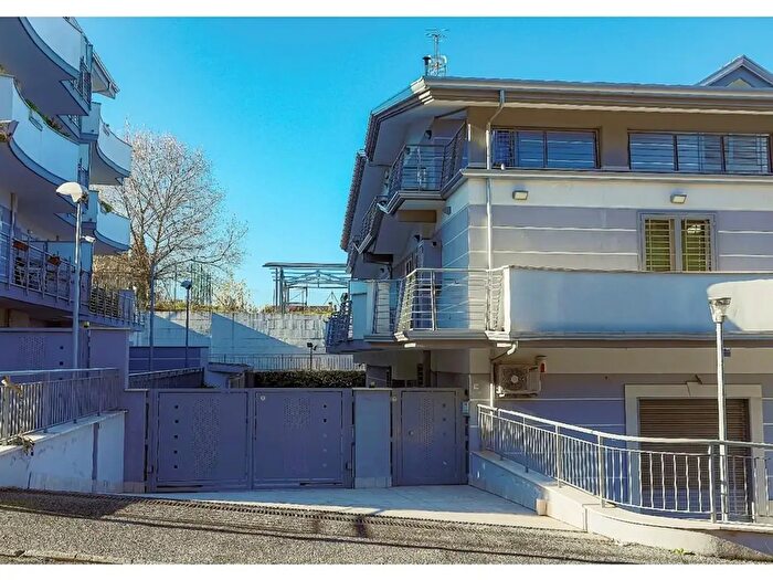 Appartamento con 5 locali in vendita in Via dei Pini, Fonte Nuova