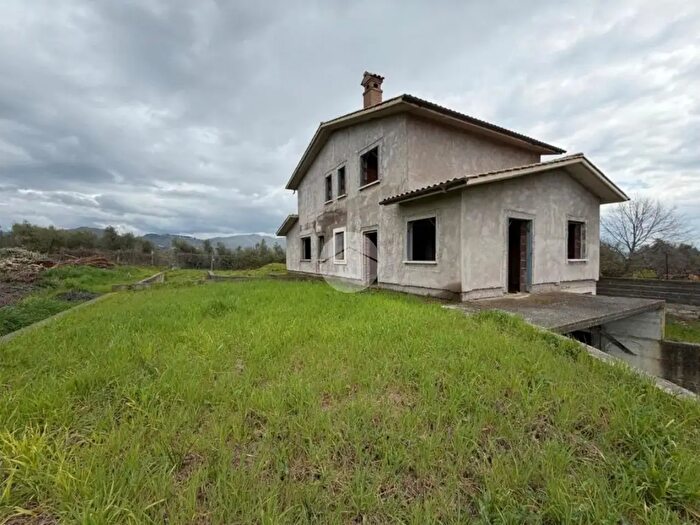 Casa con 8 locali in vendita in Via dei Larici, Fara In Sabina