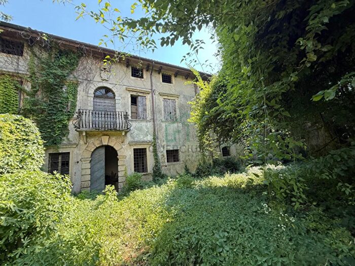 Casa con 7 locali in vendita in Colognola Ai Colli